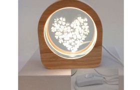 Lampada led CUORE vetro e legno DIAM.6CM  MIS.7,5X8,3X3CM