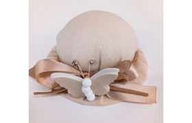 Sacchetto forma cappello con applicazione farfalla. Diam. 10