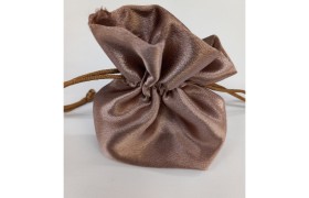 Sacchetto raso colore bronzo con base tonda e tirante. CM 12x10.5