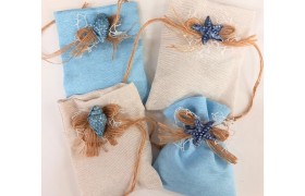 Sacchetto tessuto con applicazione ceramica ,fiocco corda e pizzo.MIS.13X16CM
