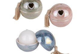 Scatolina sfera ceramica con cuore oro ,nappa e candela ASS.3 MIS.7X7CM