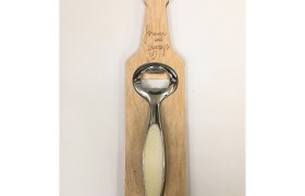Apribottiglie metallo su base forma bottiglia legno. CM 23x6 con scatola da appendere