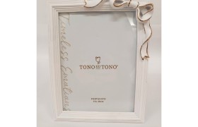 P/foto resina bianco con fiocco profili oro MIS.EST.18,5X24,5 CM MIS.INT.15X20CM