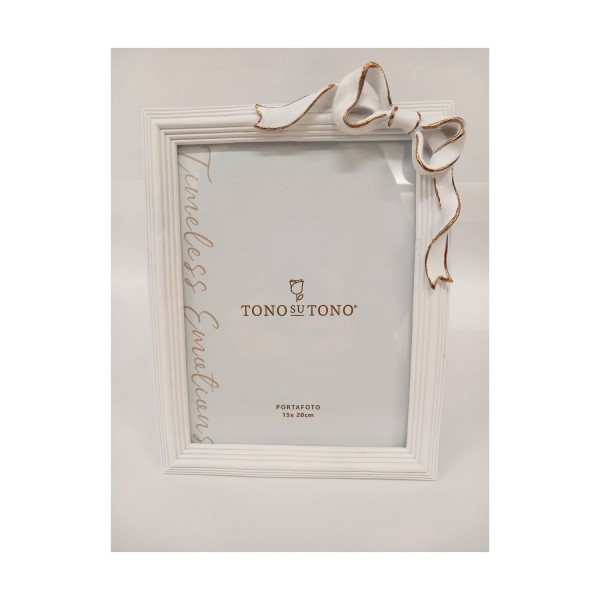 P/foto resina bianco con fiocco profili oro MIS.EST.18,5X24,5 CM MIS.INT.15X20CM