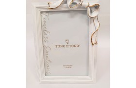 P/foto resina bianco con fiocco profili oro MIS.EST.16X22CM MIS.INT.13X18CM
