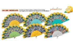 Ventaglio in tessuto e manico plastica,assortiti come da foto.DIAM.43CM con anello