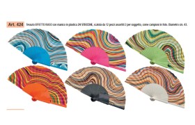 Ventaglio tessuto effetto raso e manico plastica,assortiti come da foto .DIAM.43CM