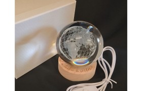 Globo vetro su base legno e luce led con pulsante accensione  scatola compresa. DIAM.8 H.10CM