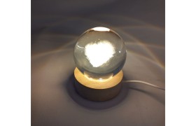 Sfera vetro con nuvola cuore base legno e cavo USB.DIAM.6 H 8CM