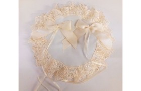Cuscino portafedi tondo in tessuto con pizzo avorio e fiocchi applicati. Diam. 22 MADE IN ITALY