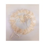 Cuscino portafedi tondo in tessuto con pizzo avorio e fiocchi applicati. Diam. 22 MADE IN ITALY