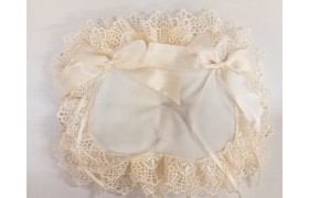 Cuscino portafedi in tessuto , con pizzo avorio e fiocchi applicati. CM 23x17 MADE IN ITALY