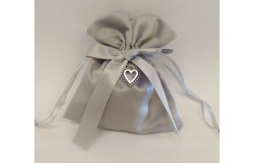 Sacchetto raso con ciondolo cuore metallo. CM 10x12