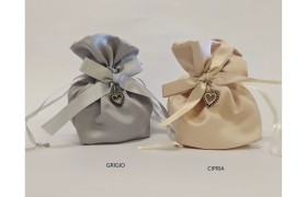 Sacchetto base tonda raso con ciondolo cuore metallo. CM 10x12