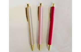 Penna a sfera in vernice con dettagli oro .CM.14