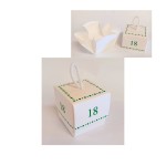 Scatola cubo cartoncino con apertura a fiore. CM 5x5 H 5