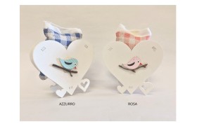 Cuore in legno con applicazione uccellino rosa e azzurro con sacchettino interno.