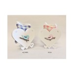Cuore in legno con applicazione uccellino rosa e azzurro con sacchettino interno.