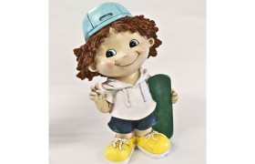 Bimbo resina con skate. CM 13.5x16.5 H 27