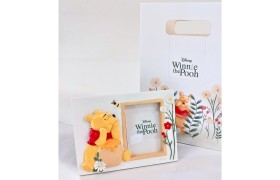 P/foto Winnie the Pooh in poliresina,con scatola shopper.MIS.15X11CM misura  interna (5,5x7,5cm)