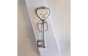 Chiave ottone con bagno argento con placca colorata porcellana con scatola. CM 11 MADE IN ITALY